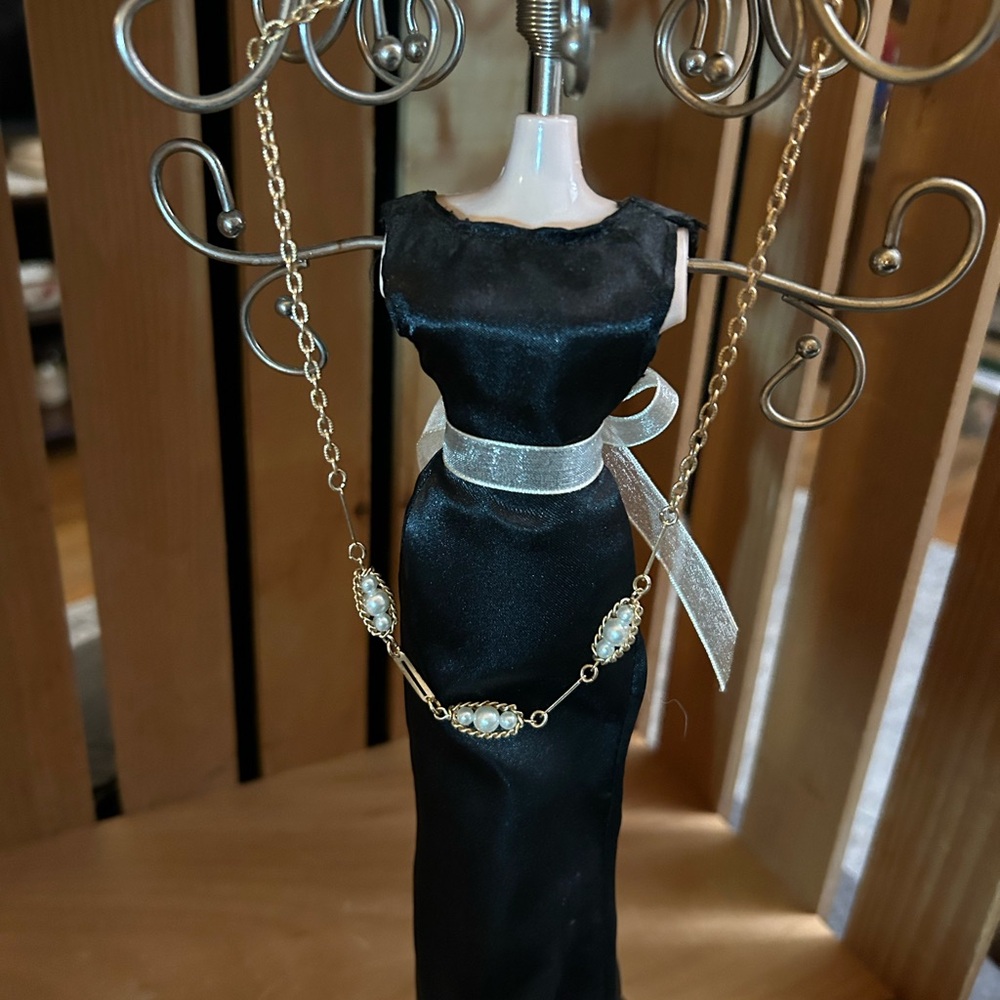 Gold‎ chain necklace with intricate faux pearl pendants